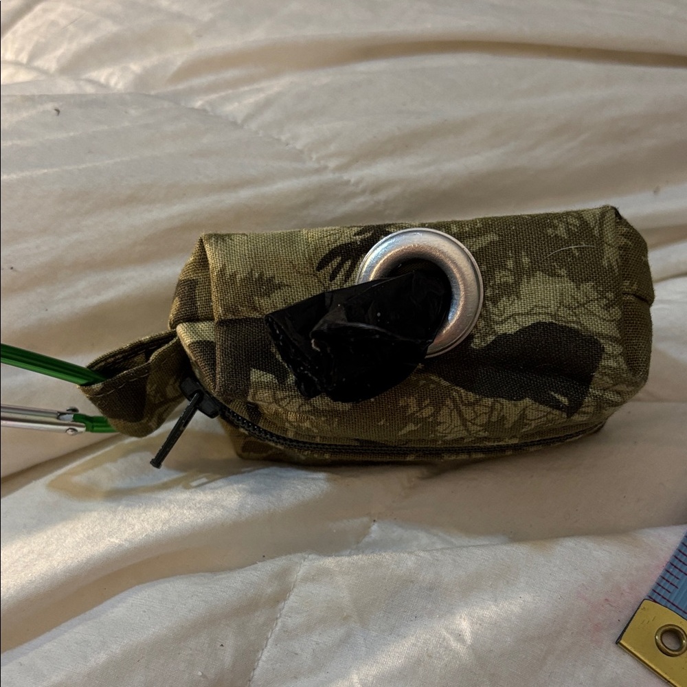 Camouflage dog poop 💩 Pouch for bags with Carabiner